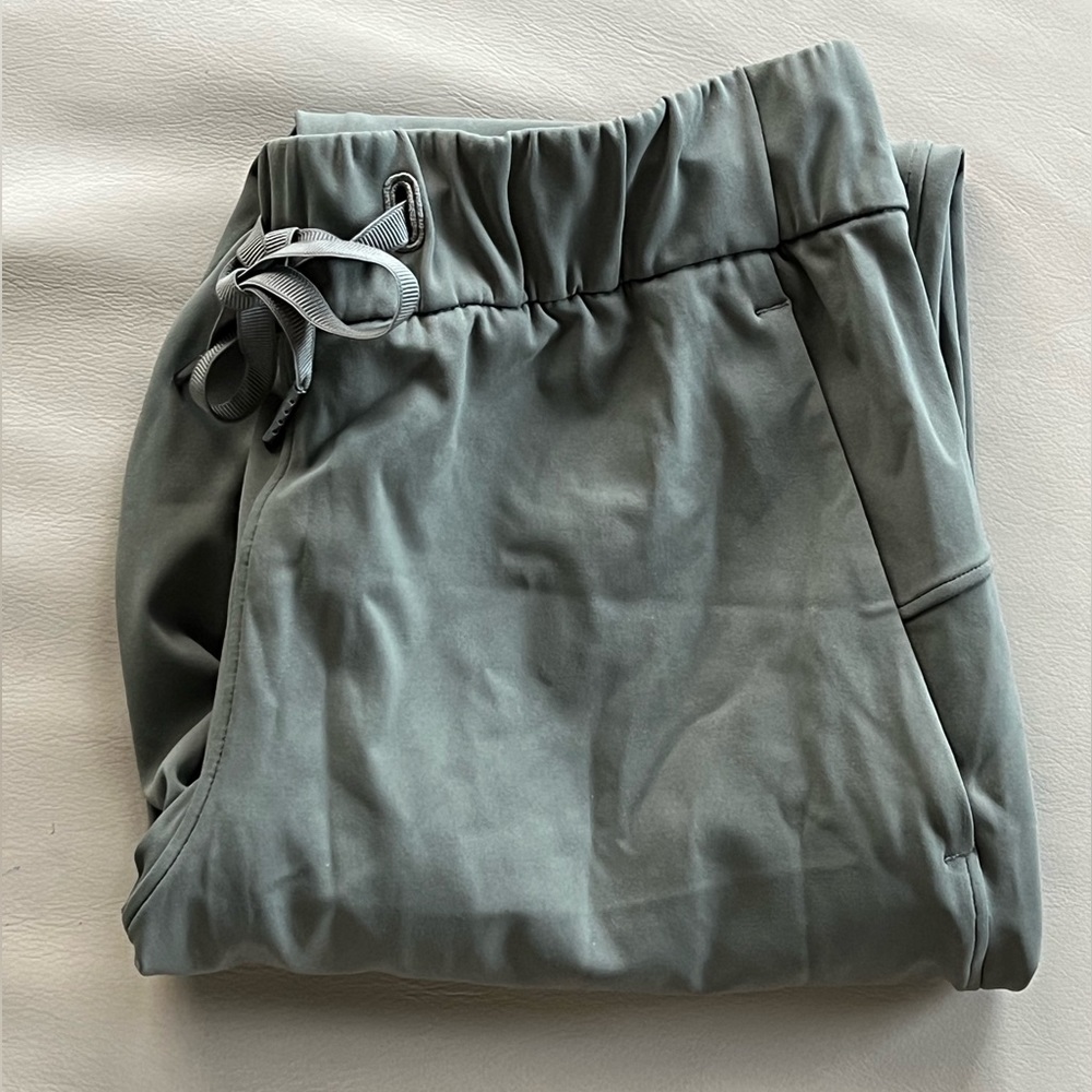Lululemon On The Fly 7/8 Pant Size: 4, Inseam: 27”, Color: Grey Sage